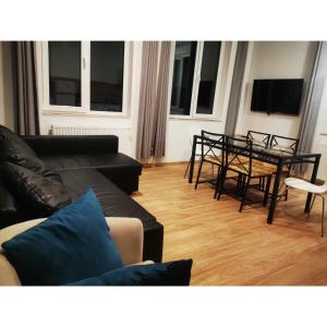 sala de estar con sofá, mesa y sillas en Apartamenty Zieleniec, en Duszniki-Zdrój