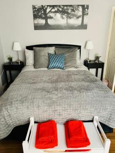 Postel nebo postele na pokoji v ubytování City Centre Georgian Apartment