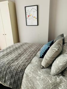 Postel nebo postele na pokoji v ubytování City Centre Georgian Apartment