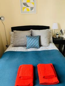 Postel nebo postele na pokoji v ubytování City Centre Georgian Apartment