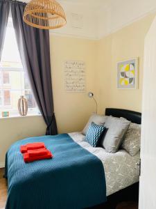 Postel nebo postele na pokoji v ubytování City Centre Georgian Apartment