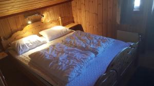 Postel nebo postele na pokoji v ubytování Solbjørnlia Apartments + 37 fotografií