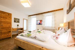 Posteľ alebo postele v izbe v ubytovaní Gasthof St. Adolari
