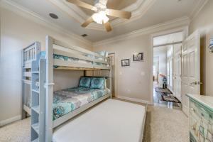 Schlafzimmer mit Etagenbetten und Deckenventilator in der Unterkunft Sunset Breeze in Panama City Beach
