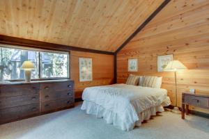 a bedroom with a bed and a window in a cabin at 21 Pole House Lane in Sunriver