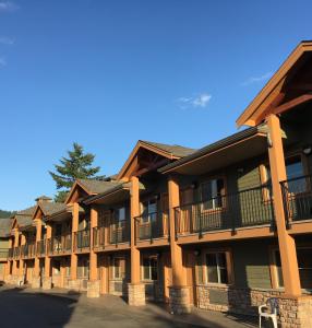 una fila de edificios de apartamentos con balcones en Vedder River Inn, en Chilliwack