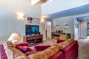 ein Wohnzimmer mit einem großen Sofa und einem Flachbild-TV in der Unterkunft Discovery 4 162 in Mammoth Lakes