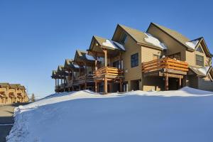 una casa en la nieve con un montón de nieve en Saddle Ridge Townhome I-5, en Big Sky