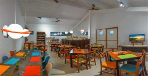 um restaurante com mesas e cadeiras e uma sala de jantar em Hotel Pousada do Sol em Ubatuba