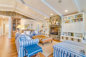 ein Wohnzimmer mit blau und weiß gestreiften Sofas und einem Kamin in der Unterkunft South Hampton House in Tolovana Park