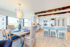 une cuisine et une salle à manger avec une table et des chaises dans l'établissement Palmetto Sunrise, à Litchfield Beach