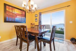 uma sala de jantar com mesa e cadeiras e uma grande janela em Harbor Village Lakeview Condo 902-2 em Garden City