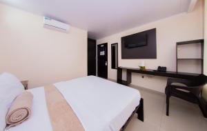 Postel nebo postele na pokoji v ubytování Hotel Marina Suites By GEH Suites
