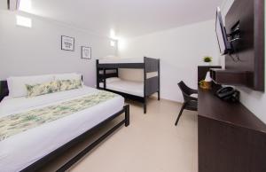 Postel nebo postele na pokoji v ubytování Hotel Marina Suites By GEH Suites