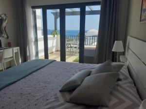 Ein Bett oder Betten in einem Zimmer der Unterkunft Casa Mykonos 1° linea de mar en Playa Blanca