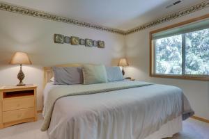 A bed or beds in a room at Salmon River Lodge