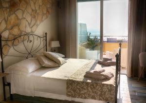 En eller flere senge i et værelse på La terrazza dei colori