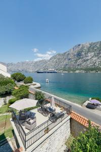 uma vista para a água a partir de uma casa em Mediterranean Holiday House & Apartments em Kotor