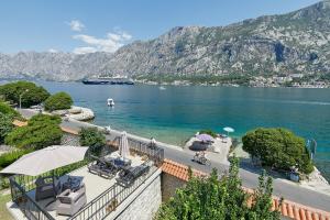 una vista de un cuerpo de agua con montañas en Mediterranean Holiday House & Apartments, en Kotor