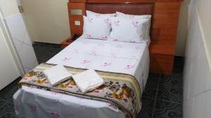 Postel nebo postele na pokoji v ubytování Gold Star Hotel