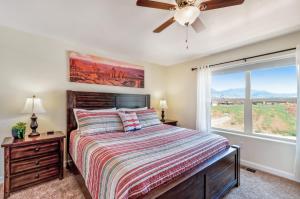 Giường trong phòng chung tại Arches Paradise - Rim Village Vistas 16A3 +18 ảnh