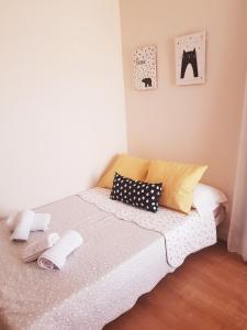sypialnia z łóżkiem z 2 kapciami w obiekcie PRECIOSO ATICO JUNTO A LA FERIA w mieście Jerez de la Frontera