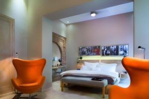 TV a/nebo společenská místnost v ubytování Billini Hotel, Historic Luxury