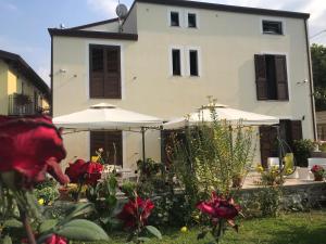 LongiにあるAntico Borgo San Francescoの傘二本花白家