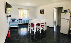 ein Zimmer mit Tisch und Stühlen und ein Schlafzimmer in der Unterkunft Aparts de Montaña Tavullia in Carpintería