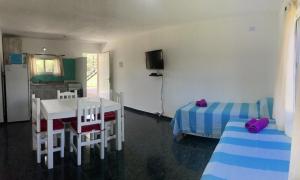 ein Zimmer mit Tisch und Küche und ein Zimmer mit Tisch und Stühlen in der Unterkunft Aparts de Montaña Tavullia in Carpintería