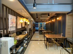 Un restaurante o sitio para comer en J-Honor Guesthouse