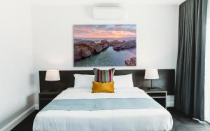 Coniston Hotel Wollongong客房内的一张或多张床位