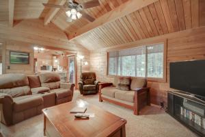 Χώρος καθιστικού στο Otter Lane 11 | Discover Sunriver