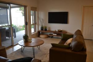 sala de estar con sofá y mesa en Gone to Barossa, en Tanunda