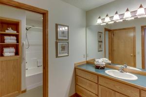 Ένα μπάνιο στο Redwood Lane 08 | Discover Sunriver +16 φωτογραφίες