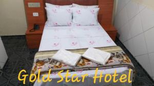 Postel nebo postele na pokoji v ubytování Gold Star Hotel