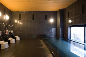 Kamar mandi di Hotel Route-Inn Nanao Ekihigashi
