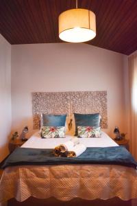 Un dormitorio con una cama con un gato. en Terraço da Boavista en Oporto