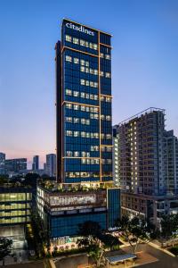 新加坡Citadines Balestier Singapore的城市中灯火通明的高楼