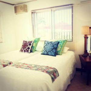 宜野湾市にあるOld American House K-113のベッドルーム1室(枕付きのベッド2台、窓付)