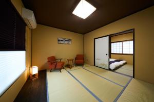 ein Zimmer mit einem Bett und ein Zimmer mit einem Fenster in der Unterkunft Rinn Yasaka Kodaiji in Kyoto