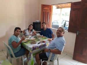 משפחה שוהה ב-Hospedagem Flor de Araca