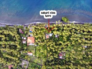 Bahari Villa Tejakula في تيجاكولا: اطلالة جوية على جزيرة بسهم احمر تقول حديقة الفيلا فيها