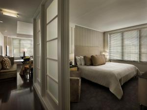 a bedroom with a bed and a desk in a room at AKA White House in Washington, D.C.