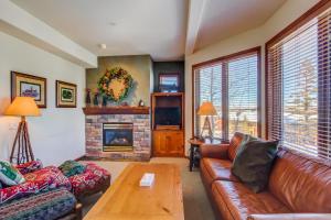 sala de estar con sofá y chimenea en Eagle Run 107 en Mammoth Lakes