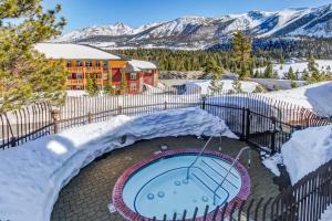 un patio nevado con piscina en la nieve en Eagle Run 107 en Mammoth Lakes