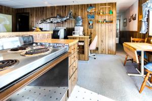 Køkken eller tekøkken på Scenic Bay Float Home Hideaway
