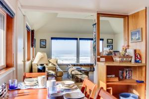 Una sala de estar con una mesa y vista al mar. en Nye Beach Retreat, en Newport