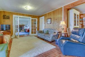 - un salon avec un canapé bleu et une chaise dans l'établissement Mackinaw Getaway, à Sagle