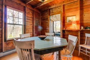 Un comedor con mesa y sillas de madera. en The 1909 Cottage, en Boothbay Harbor